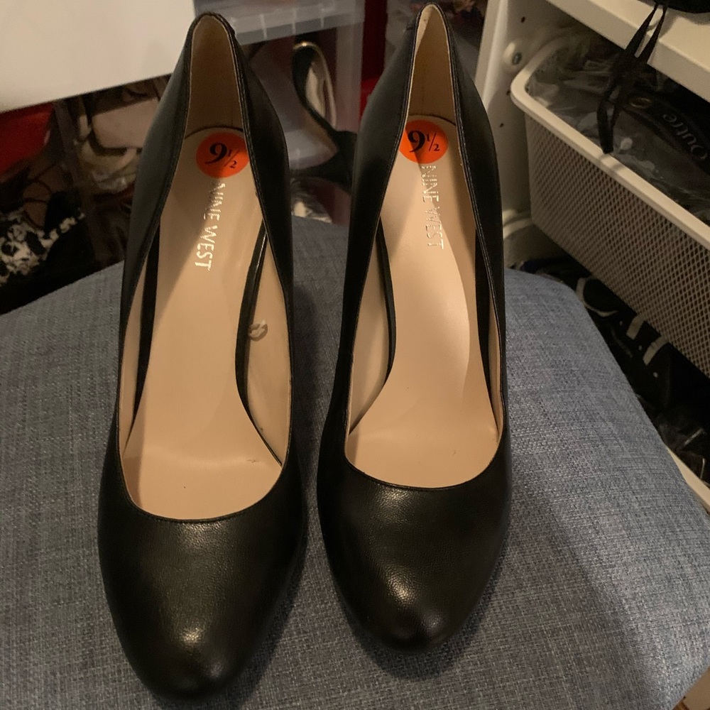 Black Pumps